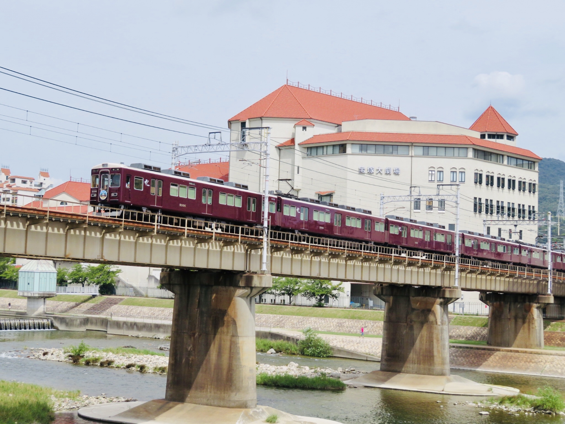 阪神電車と宝塚大劇場